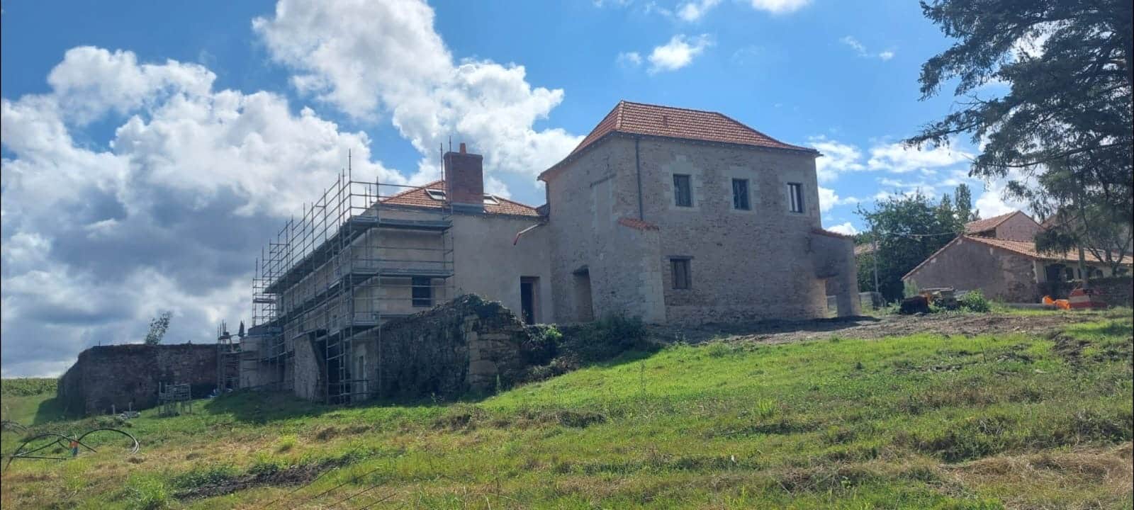 Photo d'une avec une réalisation d'une couverture en tuile